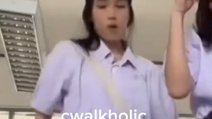 Berry Bao Banji mablepangjie, membahas langkah c‑walk yang dulu pernah dilakukan si tangga kecil