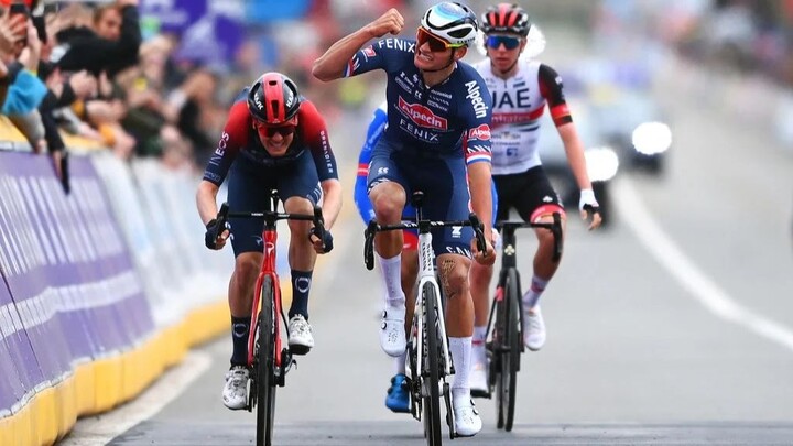 Mathieu van der Poel wins the 2022 Tour of Flanders