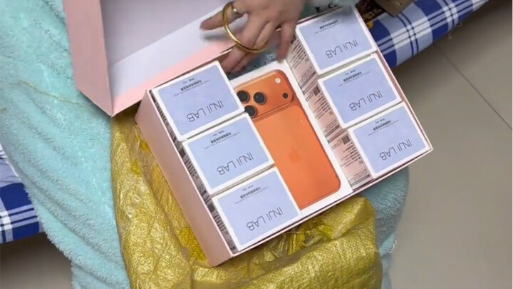 Gak nyangka ternyata hadiah juga bisa dimasukin ke karung...