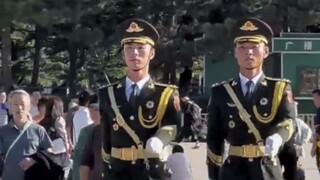 The two members of the Tiananmen Guard of Honor must also exude the momentum of a team.