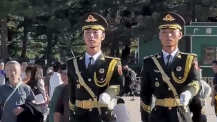 The two members of the Tiananmen Guard of Honor must also exude the momentum of a team.