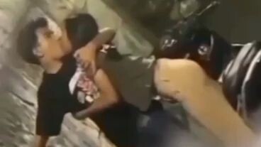 sebuah kisah seorang pemuda adu cinta dengan sang kekasih di tempat umum