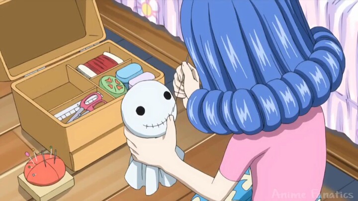bermain dengan boneka lucunya