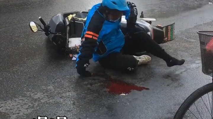 A delivery driver accidentally fell while on his route, bleeding all over the ground and lying uncon