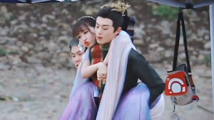 “Trư Bát Giới cõng vợ! Bạn là Trư Bát Giới à?” Thế này chẳng phải mặc định mình là cô dâu nhỏ rồi sa