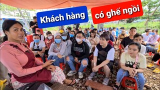 Cha Rồng tặng DIVA Cát Thy 100 cái ghế cho khách ngồi chờ mua bánh tráng trộn