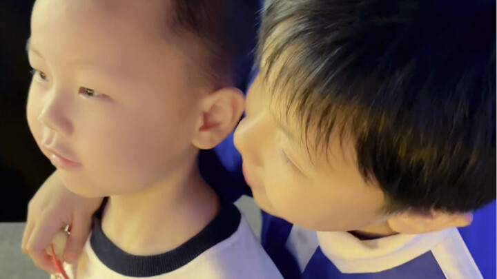 ฉันสังเกตว่าพวกเขาไม่ค่อยมีความอยากได้ของใช้หรือสิ่งของเท่าไหร่ ส่วนใหญ่ก็จะเป็นฉันเป็นคนถามว่าอยากไ