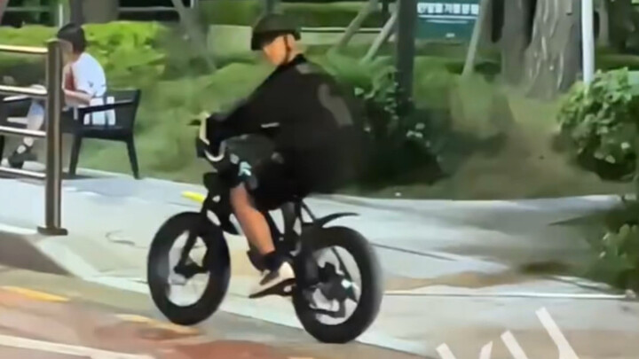 So many people ran into hoshi riding home from work 😆 The baby even turned back several times to wav