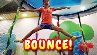 JUMPING & BOUNCING ON A TRAMPOLINE! 🎢🌟❇️ | Amazing Zia