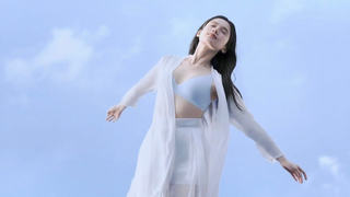 إعلان ملابس داخلية لتشانغ جينغ يي