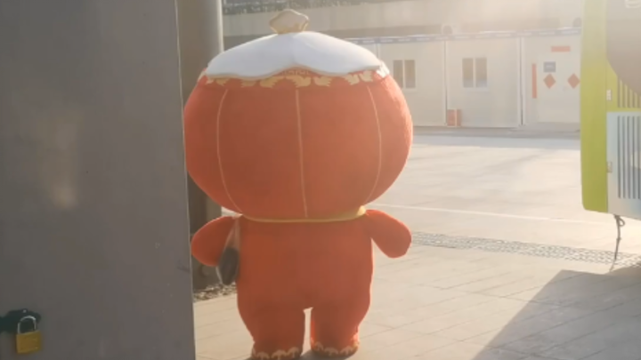 Xue Rongrong rốt cuộc thích chiếc túi này đến mức nào, đi đâu cũng đeo nó?