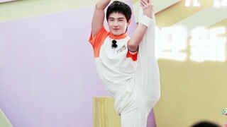 【حصيلة خبرات يانغ يانغ في الرقص】لا عجب أنه خريج الأكاديمية العسكرية للفنون، فرغم مرور كل هذه السنوات