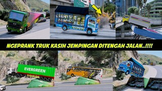 NGEPRANK TRUK KASIH JEMPINGAN DI TENGAH JALAN, AUTO TERBANG JATUH MELEDAK !!!