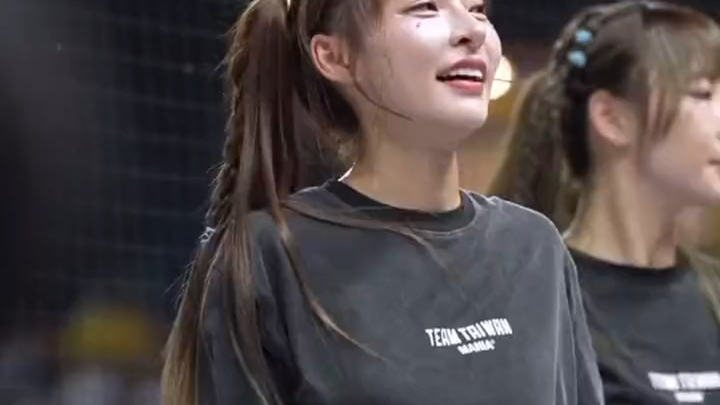 Lin Xiang, Taiwan's top cheerleader, keeps dancing enthusiastically even after switching teams.