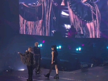 “I Don’t Care” by 2NE1 totally won Park Bom’s vocal fans over! #WatchTheLiveWithCandy