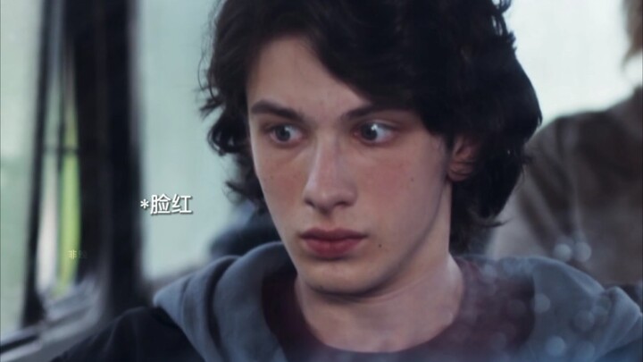 Rambut keriting yang begitu malu-malu, kasih aku selusin!