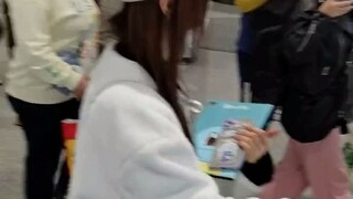 A Xin: My glasses are going to fall off A Yang: Let me do it
