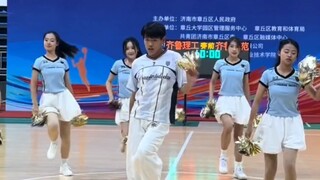 Chắc hẳn là đang thách thức toàn bộ các anh chàng thẳng tính trong trường, đúng là center nhảy giỏi 