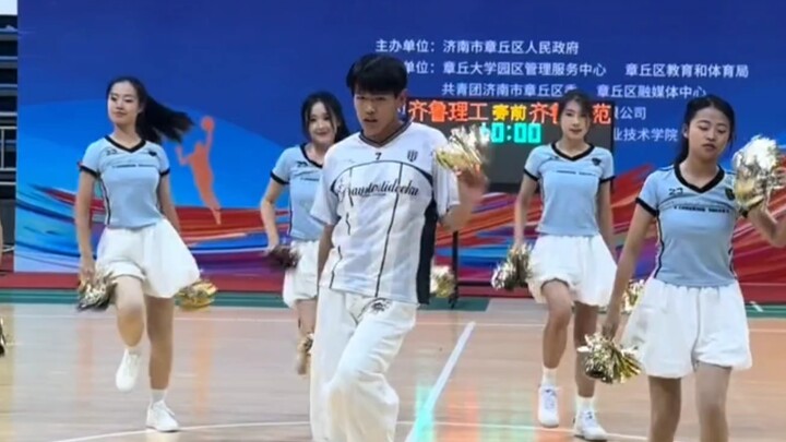 يُشتبه في أنه تحدى جميع الذكور الصريحين في المدرسة، ولا عجب أنه أفضل من يرقص في المركز C