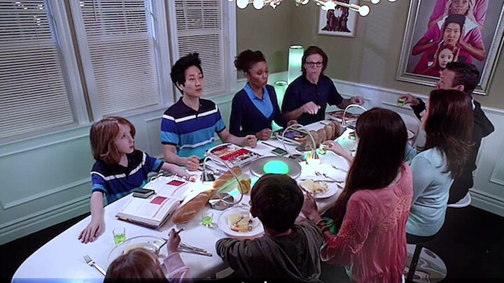 Khi hàng xóm của bạn toàn là người ngoài hành tinh, ai mà từ chối được việc cùng nhau nhâm nhi ly rư