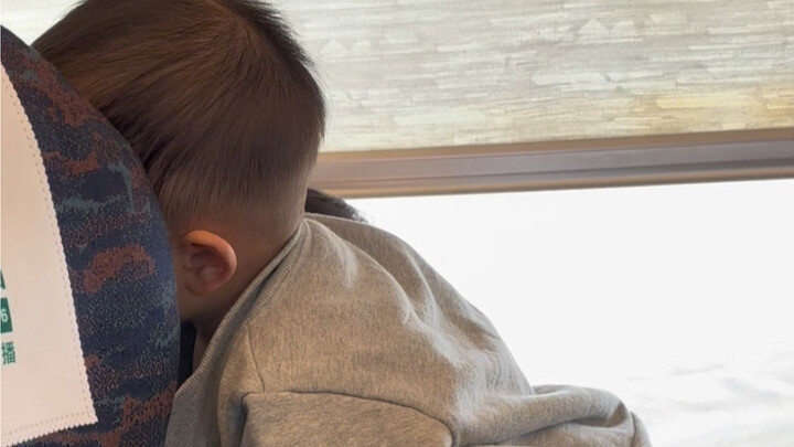 在高铁全程和后排乘客互动的社牛暖