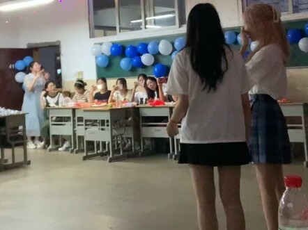 เทพธิดาเพื่อนร่วมชั้นในงานเลี้ยงจบการศึกษา ถ้าไม่ดูตอนนี้ก็ไม่มีวันได้ดูอีก