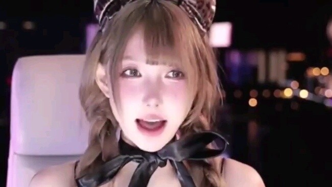 Mina Cosplay sebagai Catwoman sebagai hadiah untuk penggemar