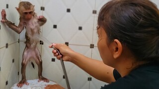 Naughty girl Yaya always doesn't want to take a bath, Mom trying to clean & keep hygiene