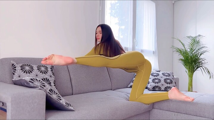 4K Sofa Yoga Flow | Lazy Home Workout – Single-Leg Stretch