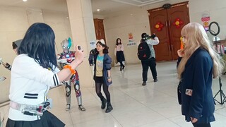 Rikka, yang mengira hanya seri 4S miliknya sendiri yang merupakan satu-satunya dalam fotografi khusu