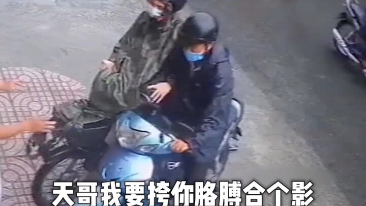 Di jalan raya, nggak banyak orang yang bisa mengenali aku.