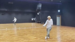 Klip lagu solo baru Park Jimin Who Practice Room dirilis