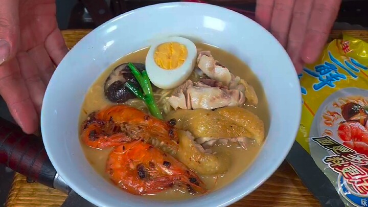 Mì tam tiên giống hệt trên bìa!