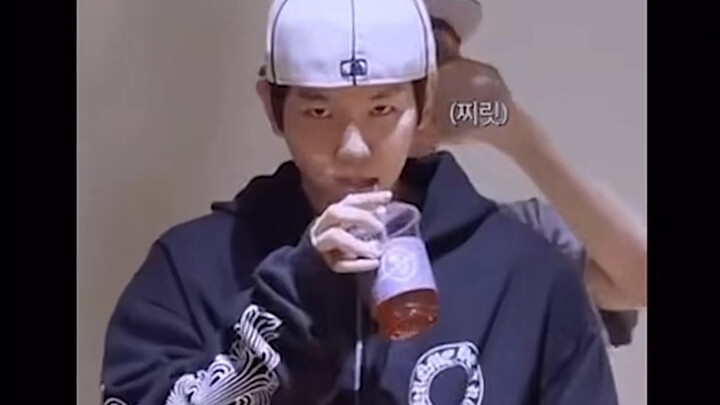 Byeonghyun: You tell me to keep my distance from the female backup dancers, but you’re the ones star