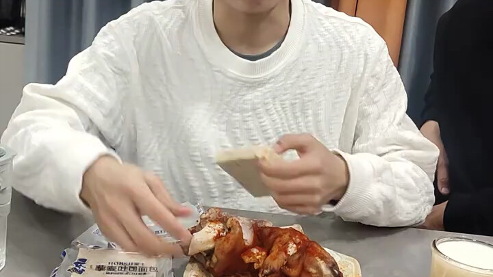 #فطور لي بينغ: أقدام الخنزير الكبيرة والخبز اللذيذ الذي أعددته اليوم لابني