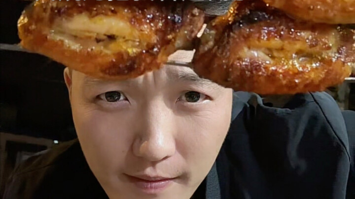 Setelah pulang kerja, pria paruh baya menikmati segelas minuman ringan—mudah melepas stres dan benar