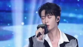 No rehearsal, a broken microphone, and the earphones are put on and taken off repeatedly, but Tan Ji