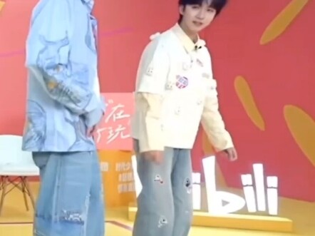 Đoạn vũ điệu Đại Triển Hồng Đồ này, góc máy về cơ bản toàn tập trung vào Tống Á Huyên, đề xuất mở mộ