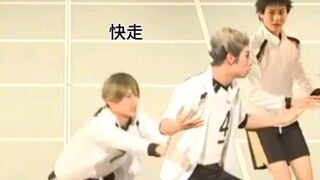แว่นขยายมองใบไม้สีแดงเล็กๆ ขอโทษนกฮูกตัวใหญ่