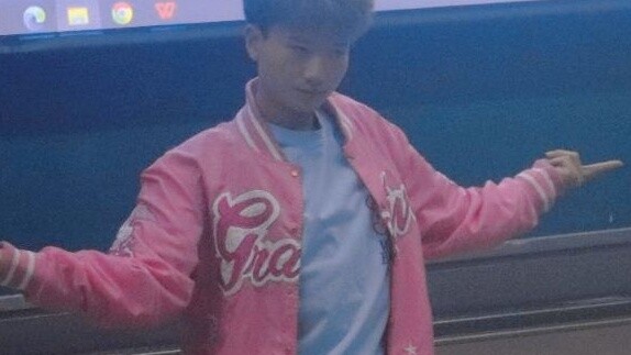 【منغ مي تشي】 طالبة جديدة في السنة الأولى تؤدي رقصة "جيانغ" بشكل رائع! تسيطر على المسرح بالكامل! || ج