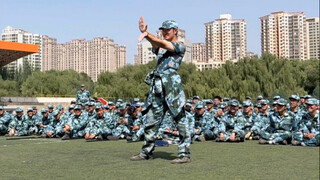 رقص طلاب السنة الأولى في التدريب العسكري "أنا الأكثر شعبية"