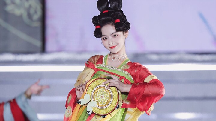 台风天走秀，我真担心小姐姐们被吹跑了。。。【2021国风大赏】