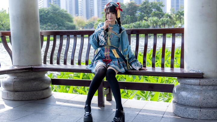 Aow! Zombi kecil, ini dia, biar aku gigit kamu sekali!