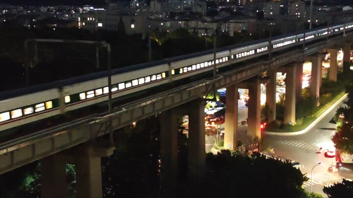 Hiking onto the Nanjing Yangtze River Bridge was a bad choice.