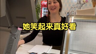 Nụ cười của cô ấy có tác dụng chữa lành.