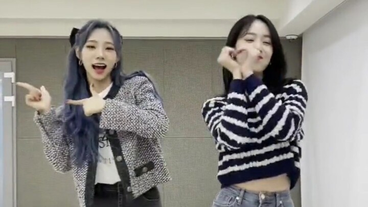 Thiên thần nhỏ của Cosmic Girls, Lee Summer x SinB tự chụp ảnh TikTok Thử thách nhảy SuperYuppers 22