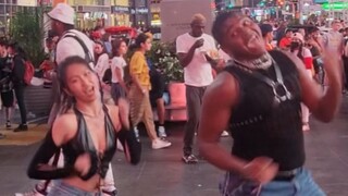 纽约时代广场和外国小哥大跳hype boy 好青春 全网最girl cursh 翻跳 new jeans 鲸的这首歌太喜欢啦青春洋溢