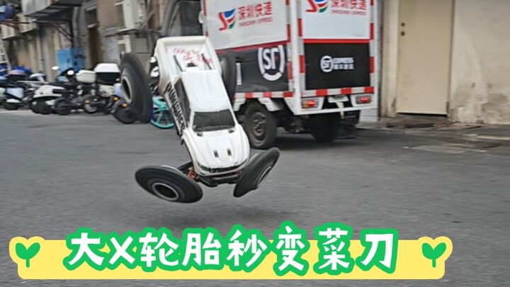 Traxxas MAXX smooth 360° flip in place, 12s power