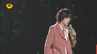 หวังอี้ป๋อ ร้องเพลงบนลวดและเปิดตัวเพลงใหม่ "I'm Here"