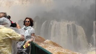 شلالات إغوازو على الحدود بين البرازيل والأرجنتين، منظرها أثناء ارتفاع منسوب المياه... معجب بجرأة هؤل